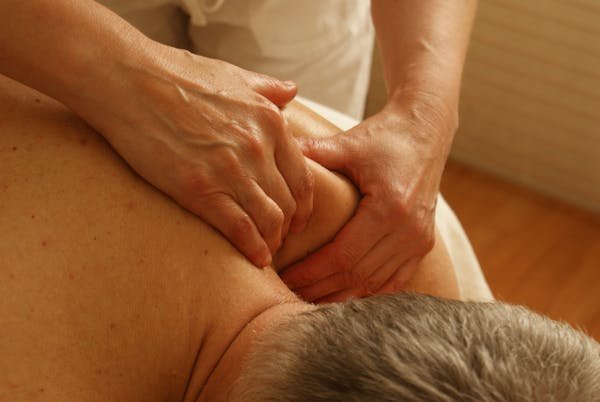 Maîtrisez le massage deep tissue : formation en ligne accessible